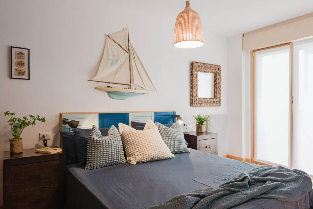 02 - A Casa di Kiki - camera con letto e dettagli marini