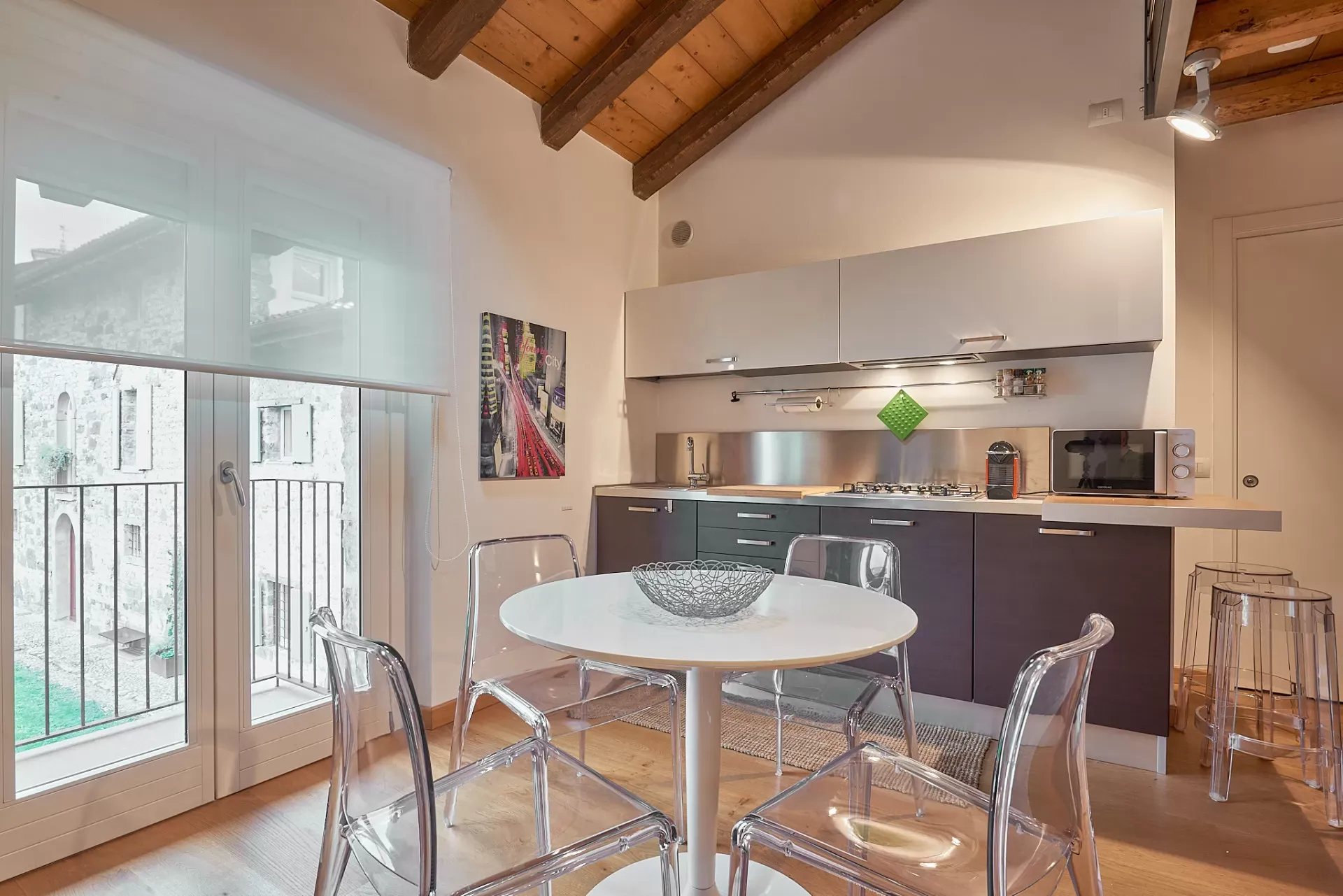 02 - Casa Cozy - zona pranzo e cucina luminosa