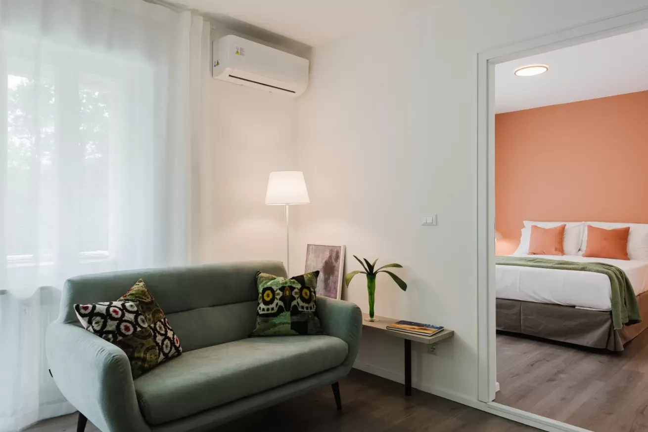 02 - Residenza Al Parco - zona living con divano verde