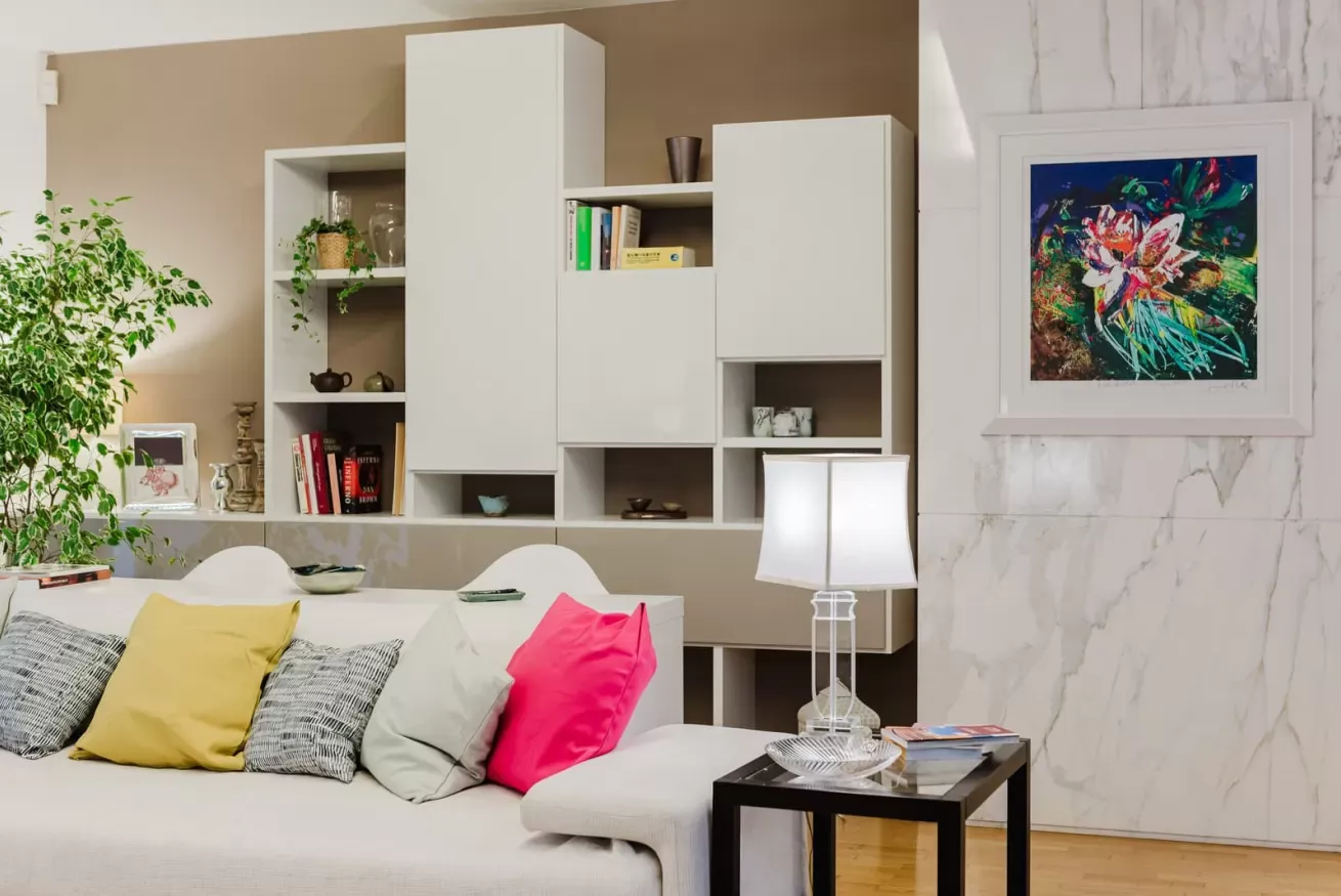 02 - Residenza Cappuccini - salotto con divano e libreria