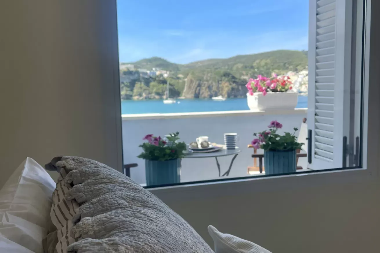 02 - Villa Marisa Lucia Rosa - divano con vista porto