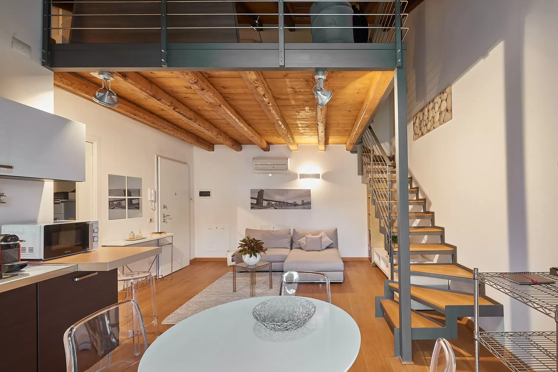 03 - Casa Cozy - open space con cucina e soppalco