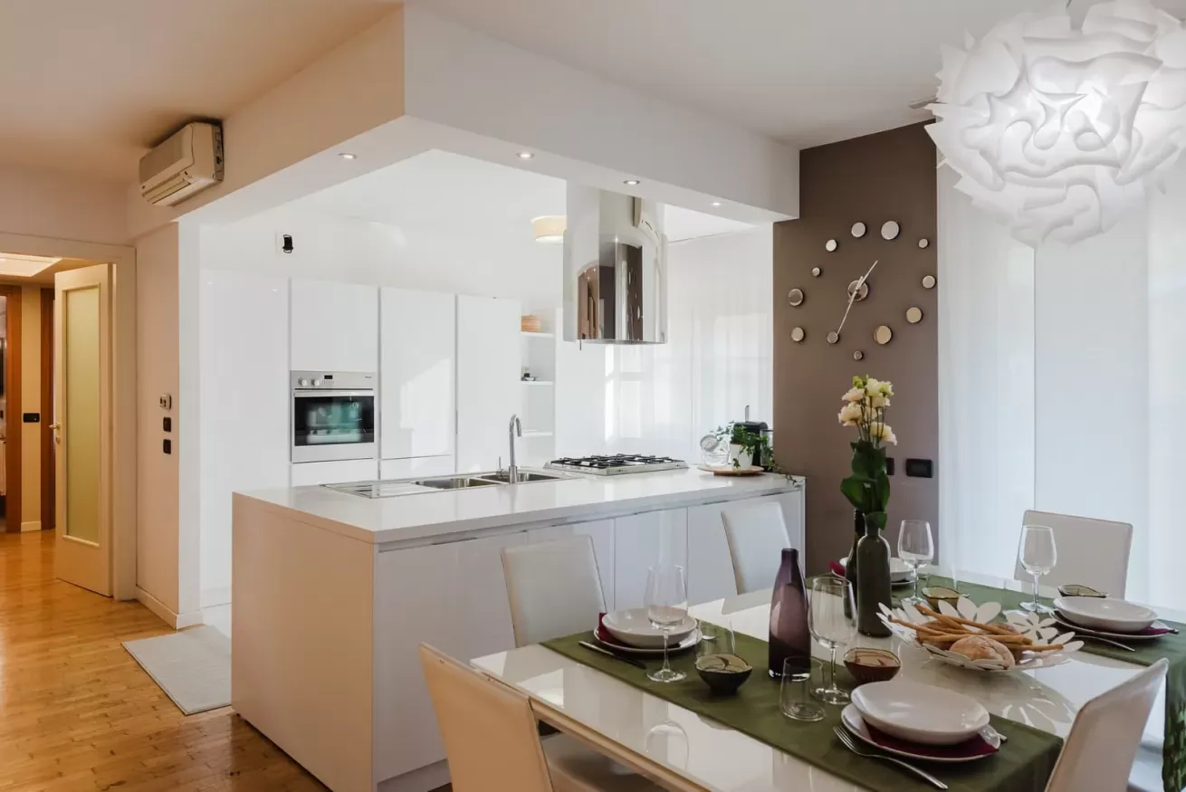 03 - Residenza Cappuccini - cucina bianca e zona pranzo