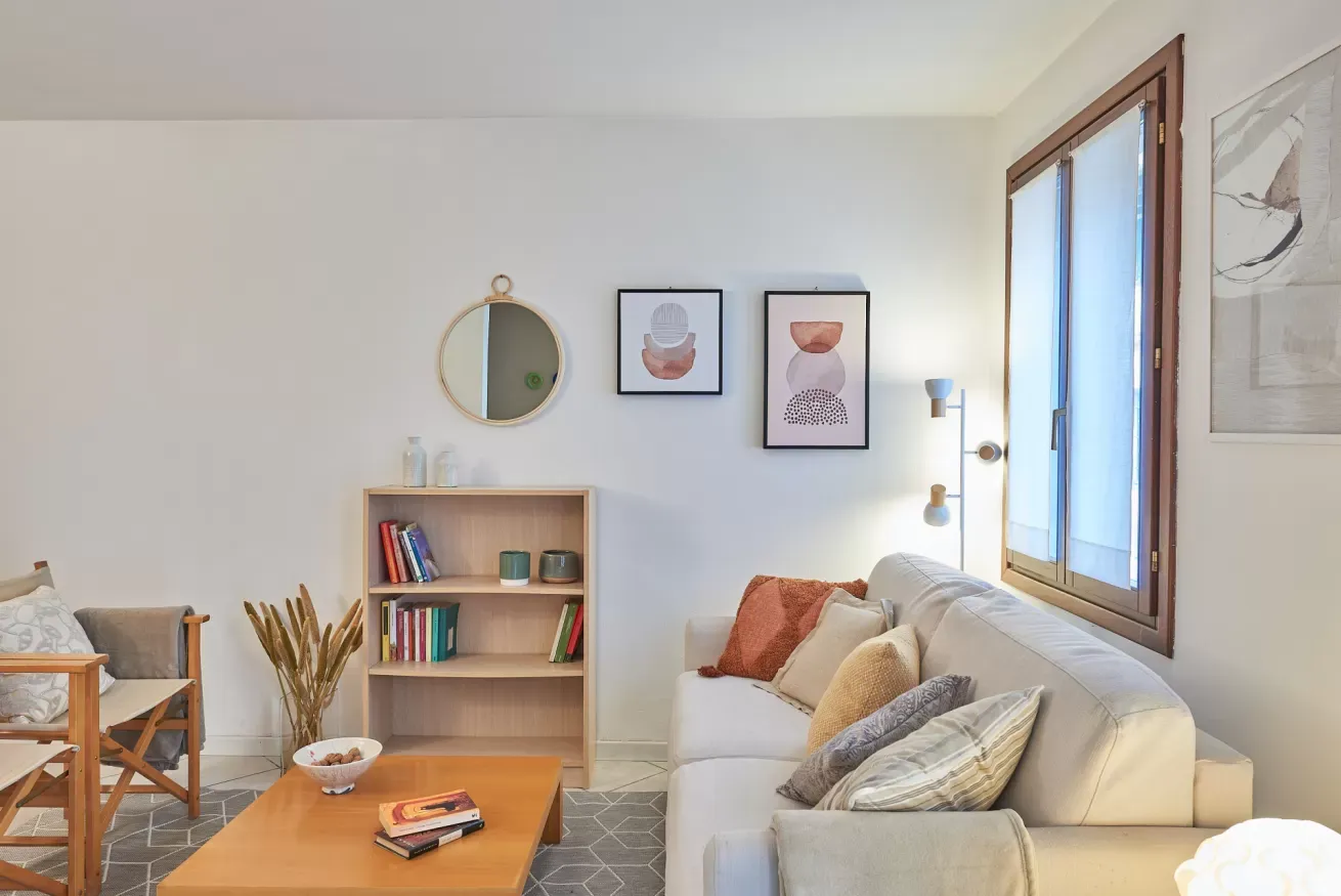 03 - Residenza Jasmine - salotto luminoso con libreria