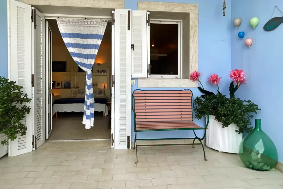 03 - Villa Marisa Core - esterno con panca e fiori