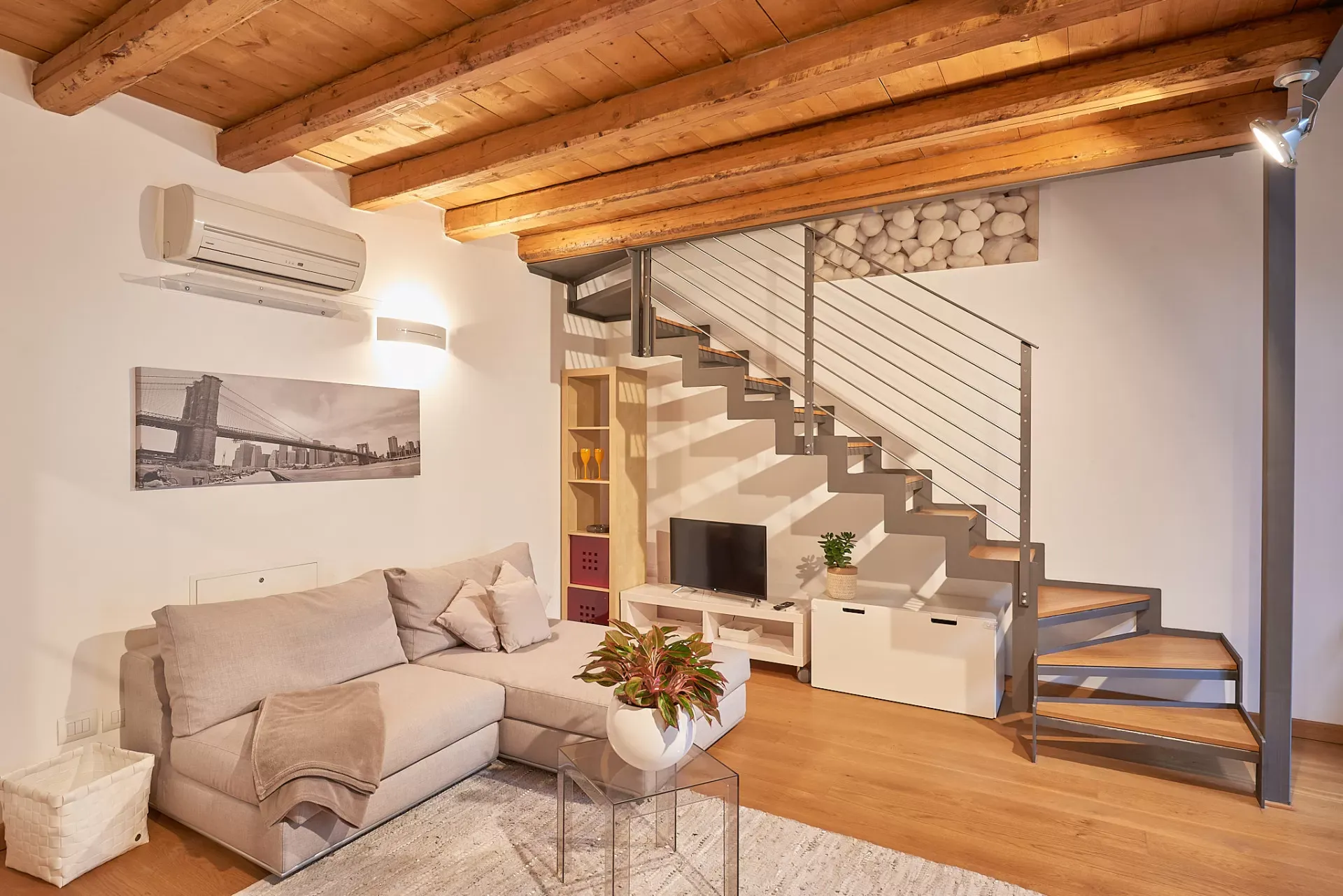 04 - Casa Cozy - soggiorno con divano sotto travi