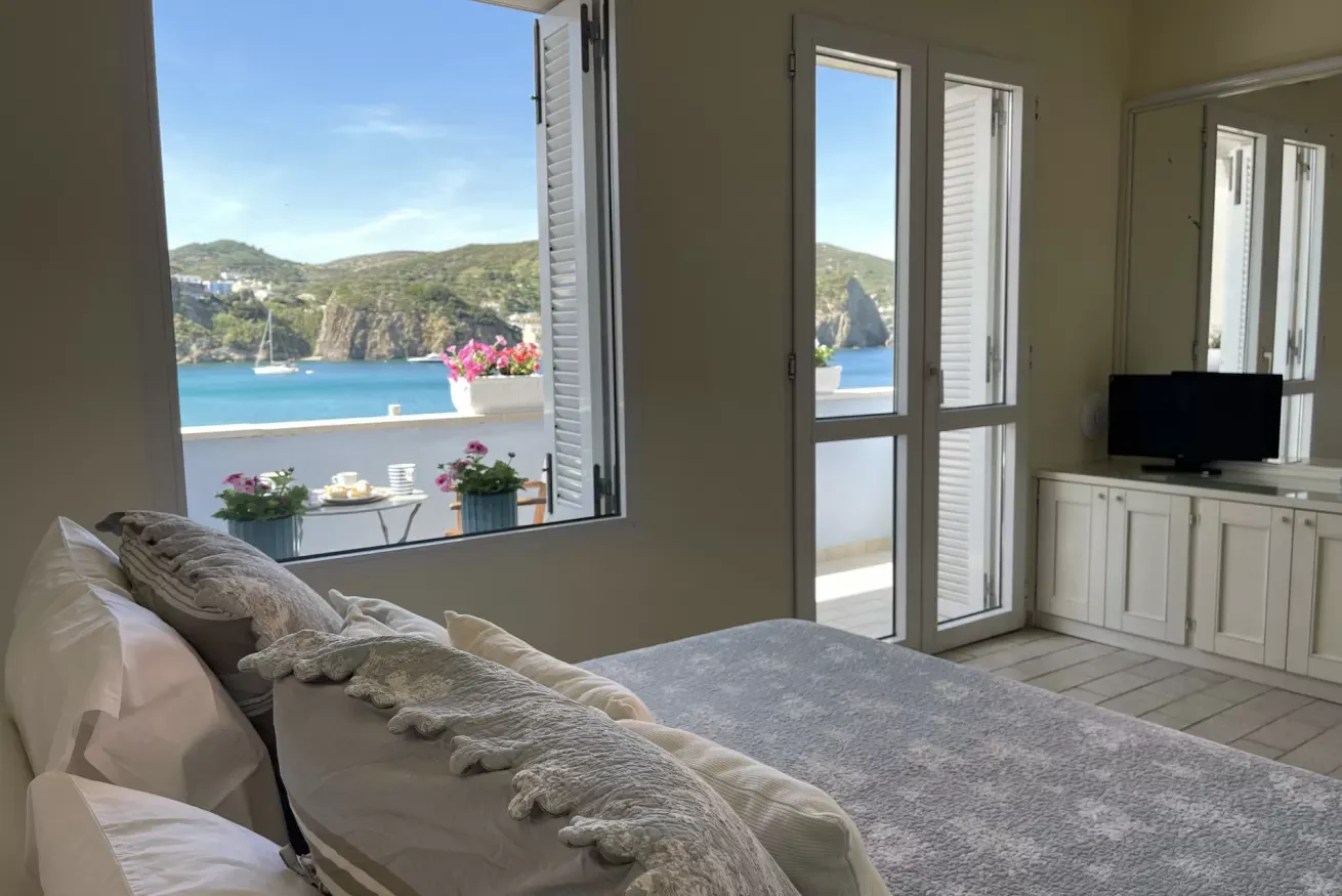04 - Villa Marisa Chiaia di Luna - camera con finestre vista mare