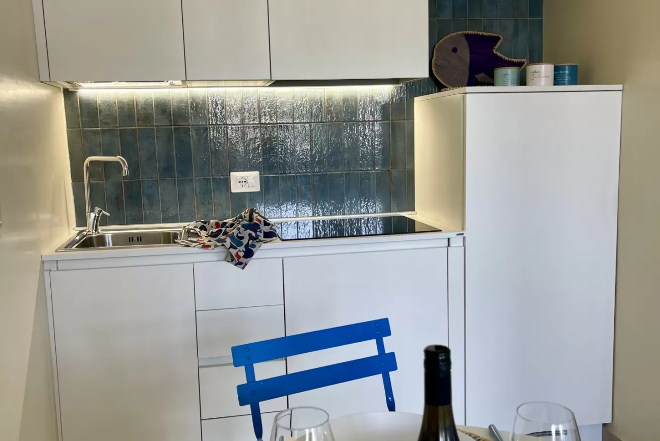 04 - Villa Marisa Lucia Rosa - cucina bianca con piastrelle blu