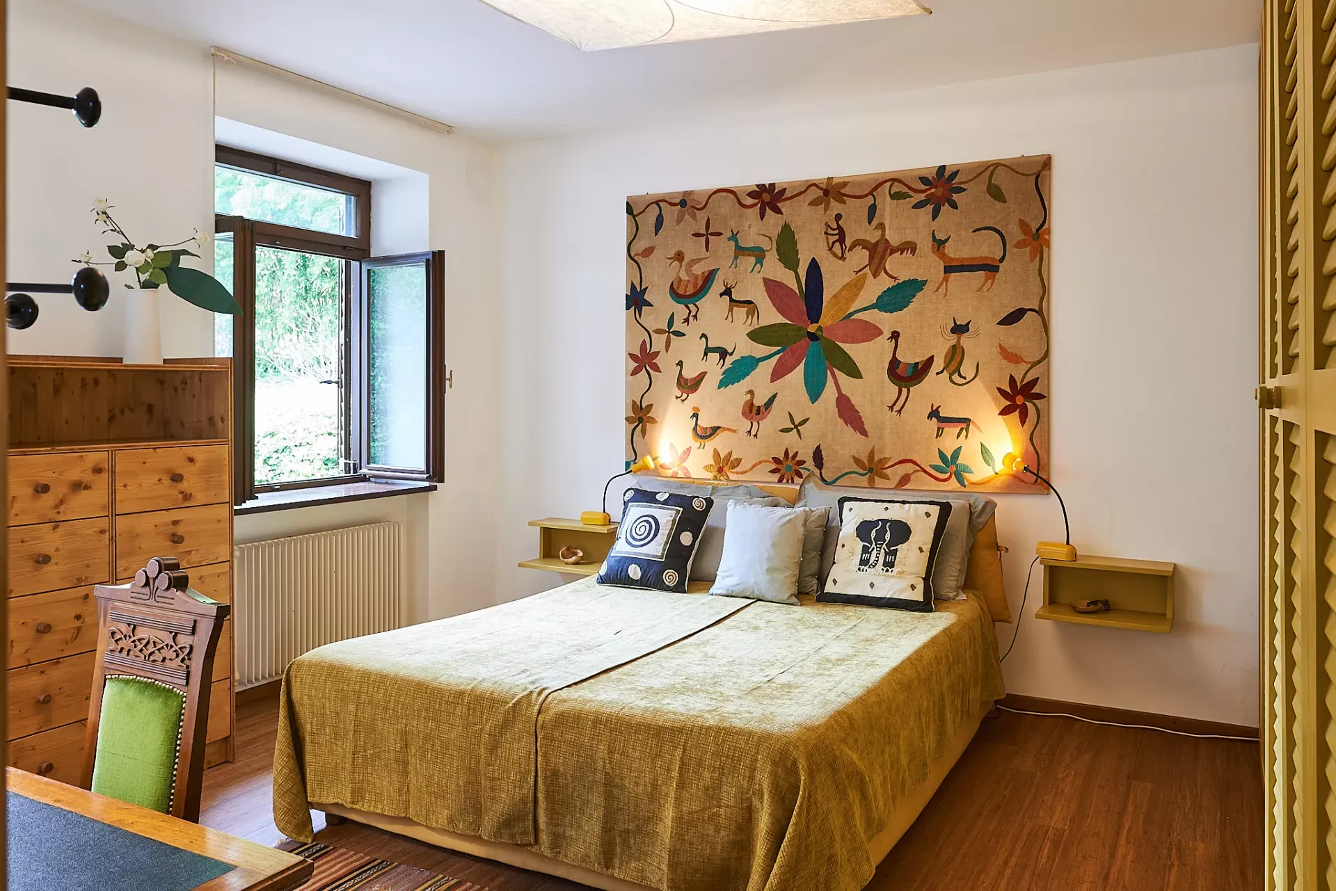 05 - Casa Guarida - camera matrimoniale con parete decorata