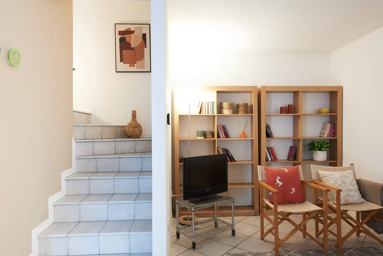 05 - Residenza Jasmine - zona tv e libreria