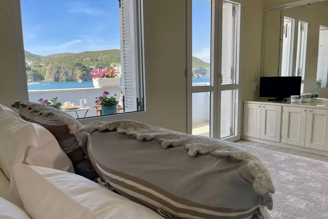 05 - Villa Marisa Chiaia di Luna - letto e zona tv vista mare