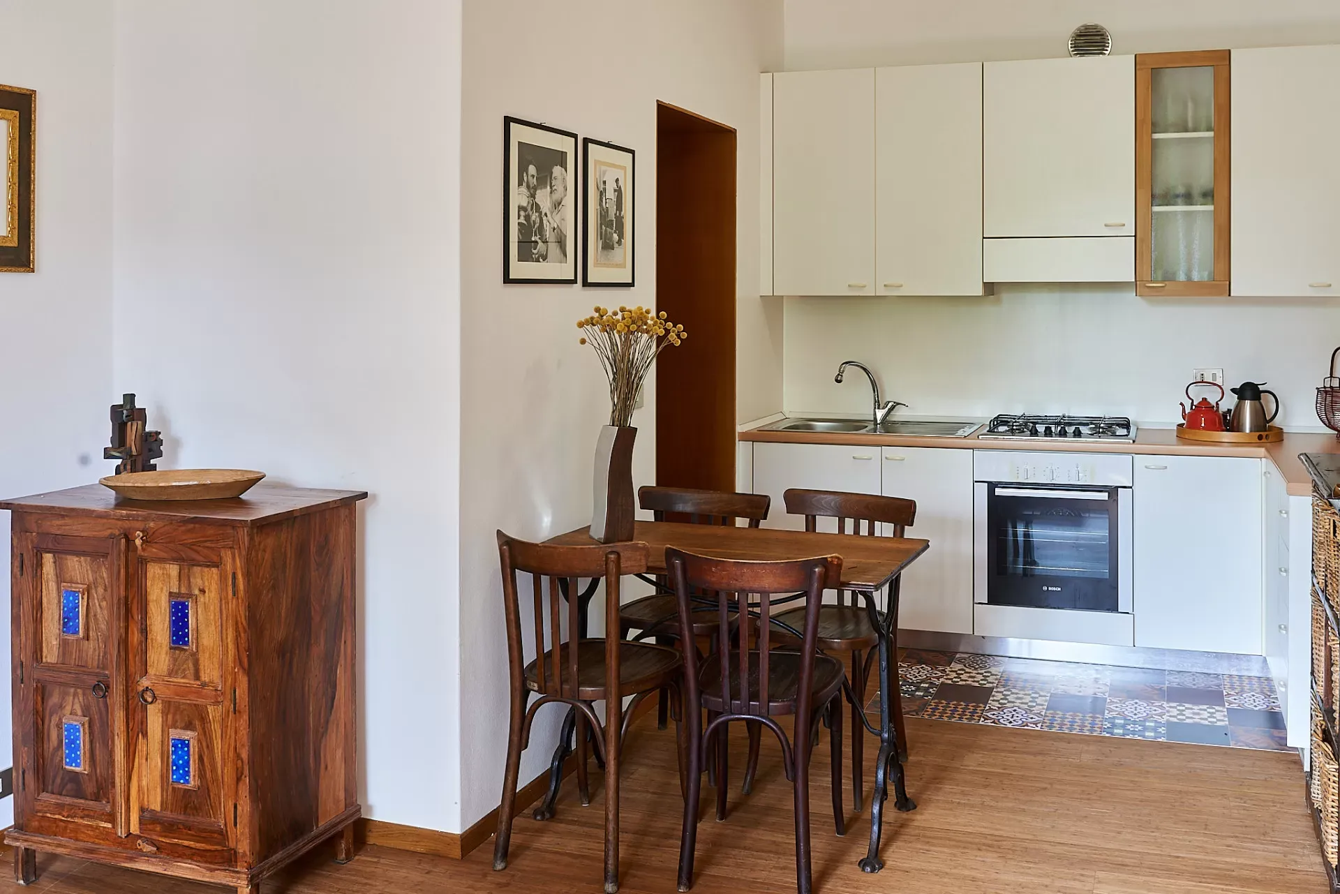 06 - Casa Guarida - angolo cucina e credenza