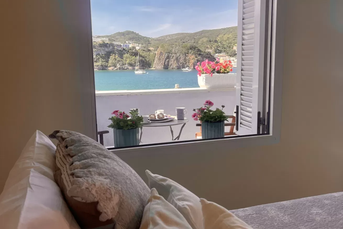 09 - Ponza - 06 - Villa Marisa Lucia Rosa - divano e finestra vista mare